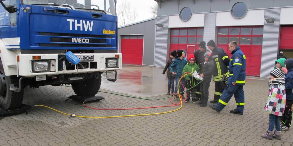 Wasserdrachen - Besuch des THW's 1 LasterHebtAb