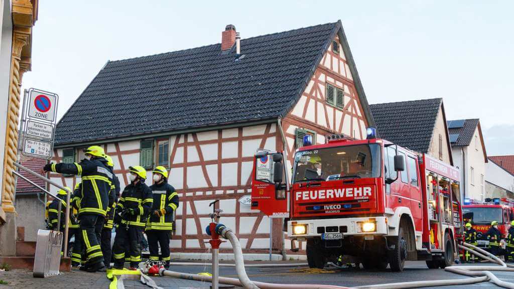 25300056 die feuerwehr bekaempft einen brand in einer buettelborner bar und wohnung Da7